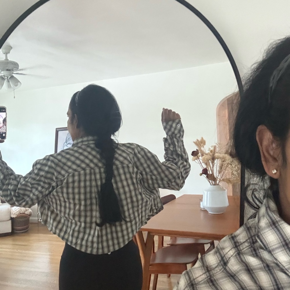 Checkered Button-Up Cropped blouse - Picture 5 of 8